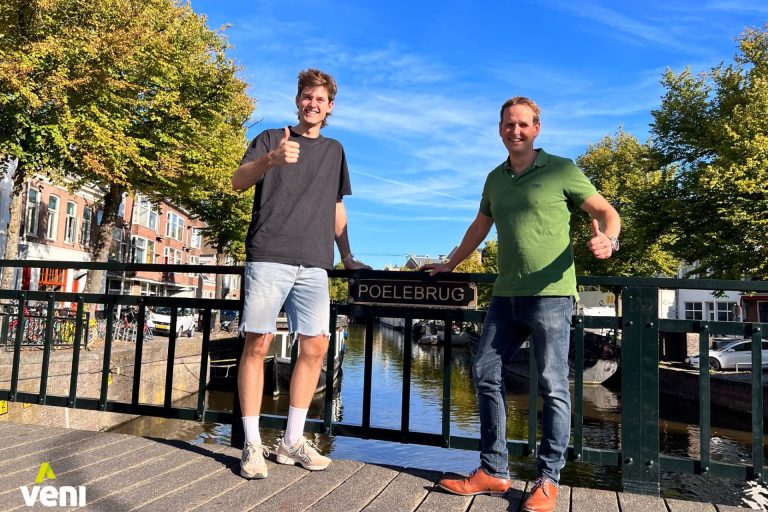 Blanks_woonboothypotheek_Veni Blanks en Martijn Wichmann van de Veni Groep zijn blij met de financiering van de woonboot van Blanks.